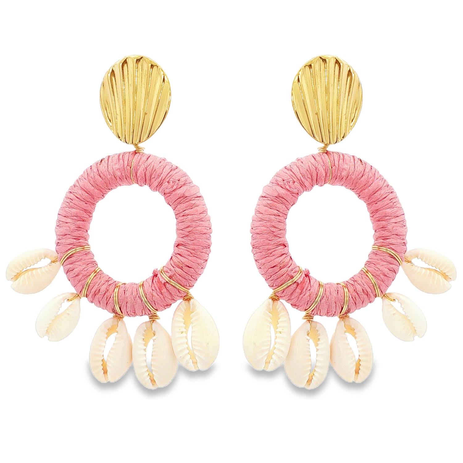 Apportez une touche solaire et bohème à votre allure avec ces boucles d’oreilles pendantes au caractère affirmé. Mariant la robustesse de l'acier inoxydable doré à la douceur des matières naturelles, elles sont l'accessoire indispensable pour sublimer vos tenues d'été ou illuminer vos looks urbains.<br/>La partie supérieure est composée d'un disque en acier doré travaillé en relief, rappelant la texture striée d'un coquillage Saint-Jacques.<br/>Le corps de la boucle est un large anneau rigide méticuleusement enveloppé de raphia rose poudré. Cette matière apporte une touche organique et artisanale très tendance.<br/>Cinq véritables petits coquillages cauris sont suspendus délicatement à la base de chaque anneau par des anneaux en acier doré, créant un mouvement fluide et un léger cliquetis naturel. Coquillage Pendantes Rond Adolescent Adulte Femme Fille Indémodable Nature Apportez une touche solaire et bohème à votre allure avec ces boucles d’oreilles pendantes au caractère affirmé. Mariant la robustesse de l'acier inoxydable doré à la douceur des matières naturelles, elles sont l'accessoire indispensable pour sublimer vos tenues d'été ou illuminer vos looks urbains.<br/>La partie supérieure est composée d'un disque en acier doré travaillé en relief, rappelant la texture striée d'un coquillage Saint-Jacques.<br/>Le corps de la boucle est un large anneau rigide méticuleusement enveloppé de raphia rose poudré. Cette matière apporte une touche organique et artisanale très tendance.<br/>Cinq véritables petits coquillages cauris sont suspendus délicatement à la base de chaque anneau par des anneaux en acier doré, créant un mouvement fluide et un léger cliquetis naturel. Coquillage Pendantes Rond Adolescent Adulte Femme Fille Indémodable Nature