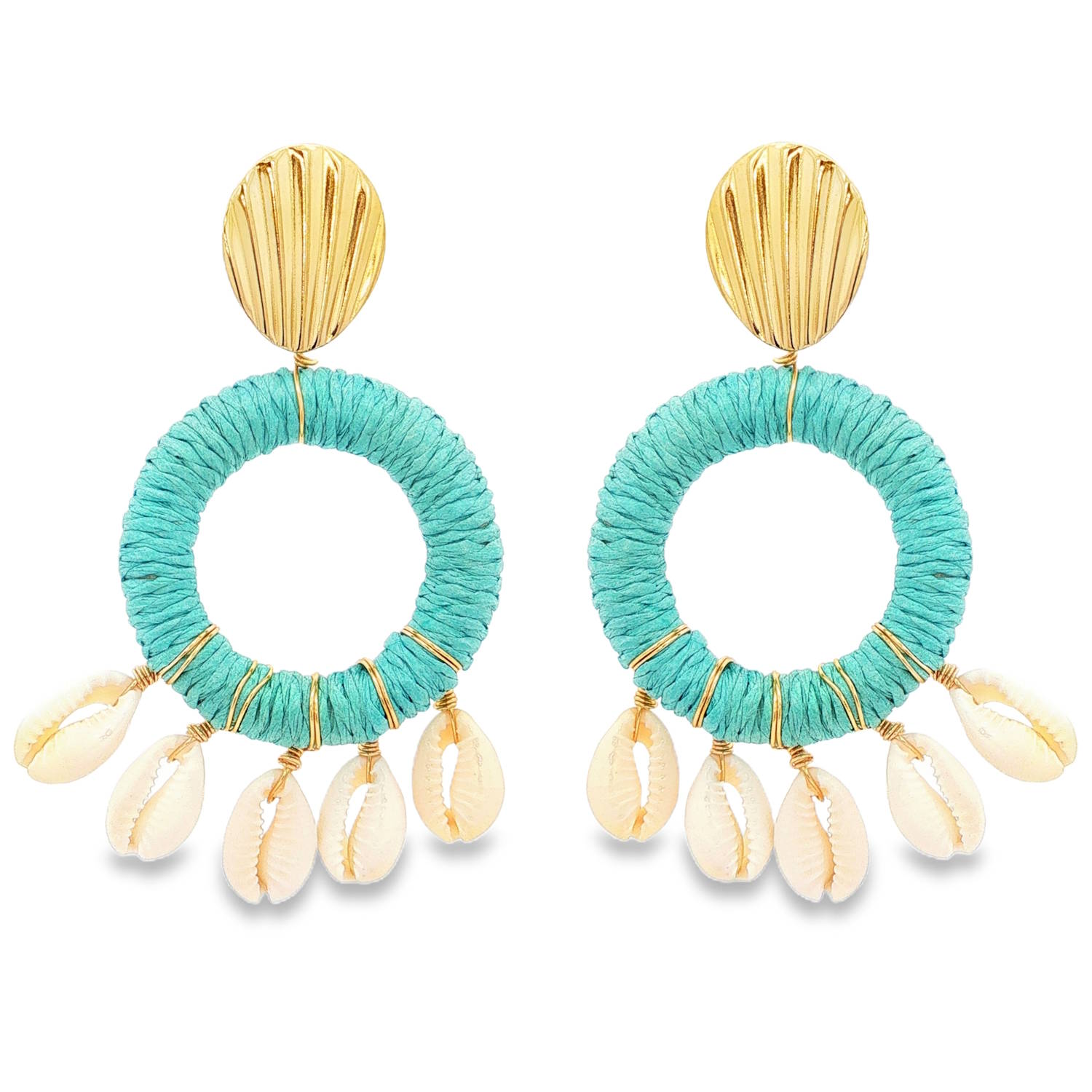 Apportez une touche solaire et bohème à votre allure avec ces boucles d’oreilles pendantes au caractère affirmé. Mariant la robustesse de l'acier inoxydable doré à la douceur des matières naturelles, elles sont l'accessoire indispensable pour sublimer vos tenues d'été ou illuminer vos looks urbains.<br/>La partie supérieure est composée d'un disque en acier doré travaillé en relief, rappelant la texture striée d'un coquillage Saint-Jacques.<br/>Un large anneau central est délicatement enveloppé de raphia d'un bleu turquoise éclatant, apportant une texture artisanale et une couleur vibrante.<br/>Cinq véritables petits coquillages cauris sont suspendus délicatement à la base de chaque anneau par des anneaux en acier doré, créant un mouvement fluide et un léger cliquetis naturel. Coquillage Pendantes Rond Adolescent Adulte Femme Fille Indémodable Nature Apportez une touche solaire et bohème à votre allure avec ces boucles d’oreilles pendantes au caractère affirmé. Mariant la robustesse de l'acier inoxydable doré à la douceur des matières naturelles, elles sont l'accessoire indispensable pour sublimer vos tenues d'été ou illuminer vos looks urbains.<br/>La partie supérieure est composée d'un disque en acier doré travaillé en relief, rappelant la texture striée d'un coquillage Saint-Jacques.<br/>Un large anneau central est délicatement enveloppé de raphia d'un bleu turquoise éclatant, apportant une texture artisanale et une couleur vibrante.<br/>Cinq véritables petits coquillages cauris sont suspendus délicatement à la base de chaque anneau par des anneaux en acier doré, créant un mouvement fluide et un léger cliquetis naturel. Coquillage Pendantes Rond Adolescent Adulte Femme Fille Indémodable Nature