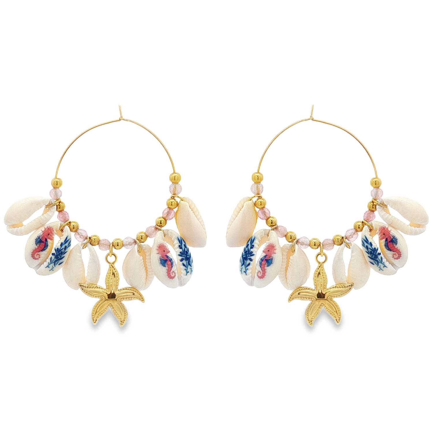 Plongez dans l'univers marin avec ces magnifiques boucles d'oreilles créoles en acier doré, une véritable invitation au voyage et à l'évasion. Alliant robustesse et raffinement, ces bijoux capturent l'essence même des vacances au bord de la mer.<br/>Chaque boucle est ornée d'une composition généreuse de véritables coquillages cauris. Certains sont laissés au naturel, tandis que d'autres arborent de délicates illustrations de hippocampes roses et de coraux bleus, ajoutant une touche artistique et colorée.<br/>Une élégante étoile de mer en acier doré trône au centre de la créole, apportant un point focal brillant et texturé.<br/>Un agencement de perles dorées et de perles de verre facettées aux nuances rosées vient lier les éléments entre eux, offrant un éclat subtil à chaque mouvement de tête. Coquillage Créoles Etoile Hippocampe Pendantes Perle Rond Adolescent Adulte Animaux Eté Femme Fille Nature Printemps Plongez dans l'univers marin avec ces magnifiques boucles d'oreilles créoles en acier doré, une véritable invitation au voyage et à l'évasion. Alliant robustesse et raffinement, ces bijoux capturent l'essence même des vacances au bord de la mer.<br/>Chaque boucle est ornée d'une composition généreuse de véritables coquillages cauris. Certains sont laissés au naturel, tandis que d'autres arborent de délicates illustrations de hippocampes roses et de coraux bleus, ajoutant une touche artistique et colorée.<br/>Une élégante étoile de mer en acier doré trône au centre de la créole, apportant un point focal brillant et texturé.<br/>Un agencement de perles dorées et de perles de verre facettées aux nuances rosées vient lier les éléments entre eux, offrant un éclat subtil à chaque mouvement de tête. Coquillage Créoles Etoile Hippocampe Pendantes Perle Rond Adolescent Adulte Animaux Eté Femme Fille Nature Printemps