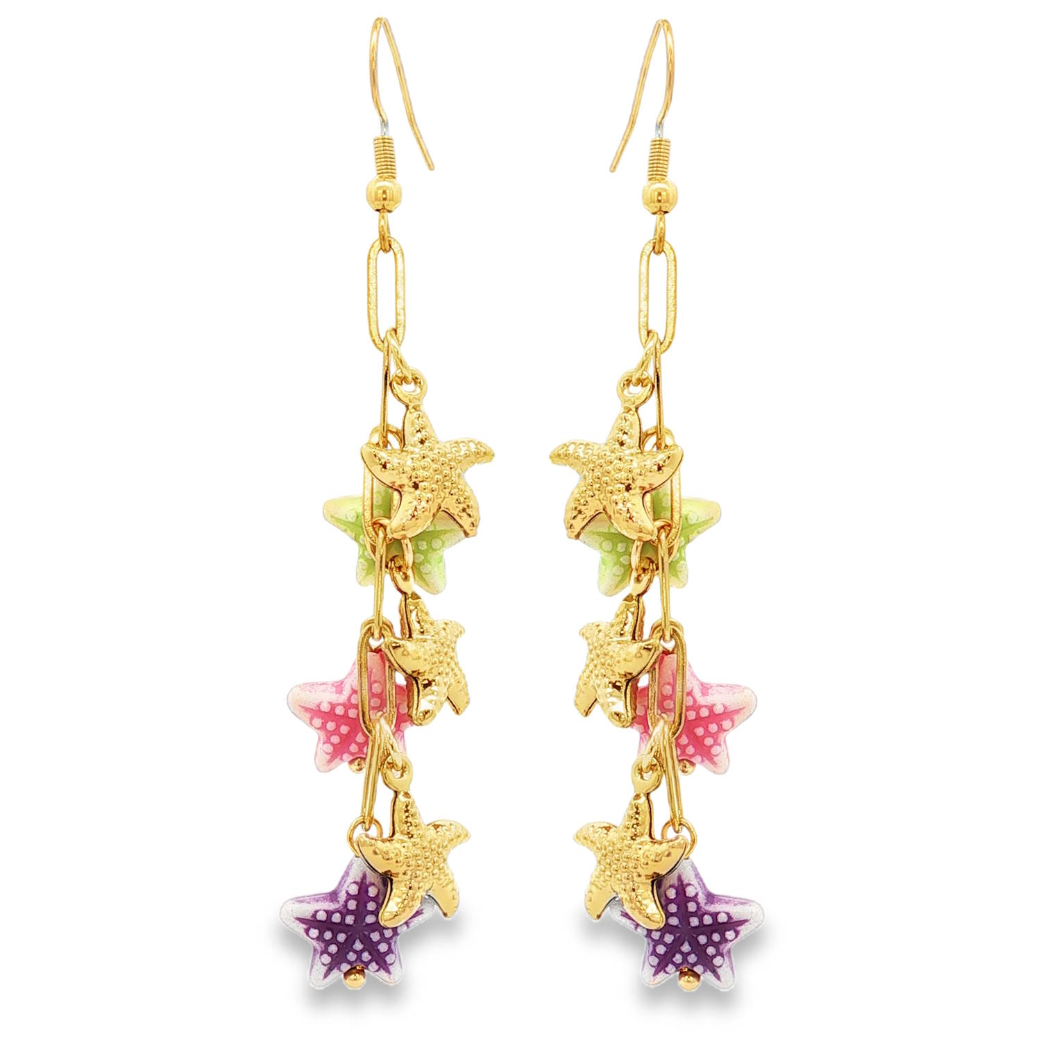 Apportez une touche de fraîcheur estivale et de gaieté à votre allure avec ces magnifiques boucles d'oreilles pendantes. Conçues pour capturer l'esprit de l'océan, elles marient avec audace l'éclat du métal et la douceur des couleurs pastel.<br/>Ces boucles se distinguent par une cascade de six étoiles de mer délicatement articulées sur une fine chaîne à maillons.<br/>Trois étoiles en acier doré à la finition texturée apportent une brillance luxueuse et un relief réaliste.<br/>Trois étoiles émaillées aux nuances de vert menthe, rose poudré et violet profond ajoutent une note colorée et ludique. Chaque étoile colorée est ornée de petits points blancs rappelant la texture naturelle des étoiles de mer. Etoile Pendantes Adolescent Adulte Animaux Eté Femme Fille Nature Printemps Apportez une touche de fraîcheur estivale et de gaieté à votre allure avec ces magnifiques boucles d'oreilles pendantes. Conçues pour capturer l'esprit de l'océan, elles marient avec audace l'éclat du métal et la douceur des couleurs pastel.<br/>Ces boucles se distinguent par une cascade de six étoiles de mer délicatement articulées sur une fine chaîne à maillons.<br/>Trois étoiles en acier doré à la finition texturée apportent une brillance luxueuse et un relief réaliste.<br/>Trois étoiles émaillées aux nuances de vert menthe, rose poudré et violet profond ajoutent une note colorée et ludique. Chaque étoile colorée est ornée de petits points blancs rappelant la texture naturelle des étoiles de mer. Etoile Pendantes Adolescent Adulte Animaux Eté Femme Fille Nature Printemps