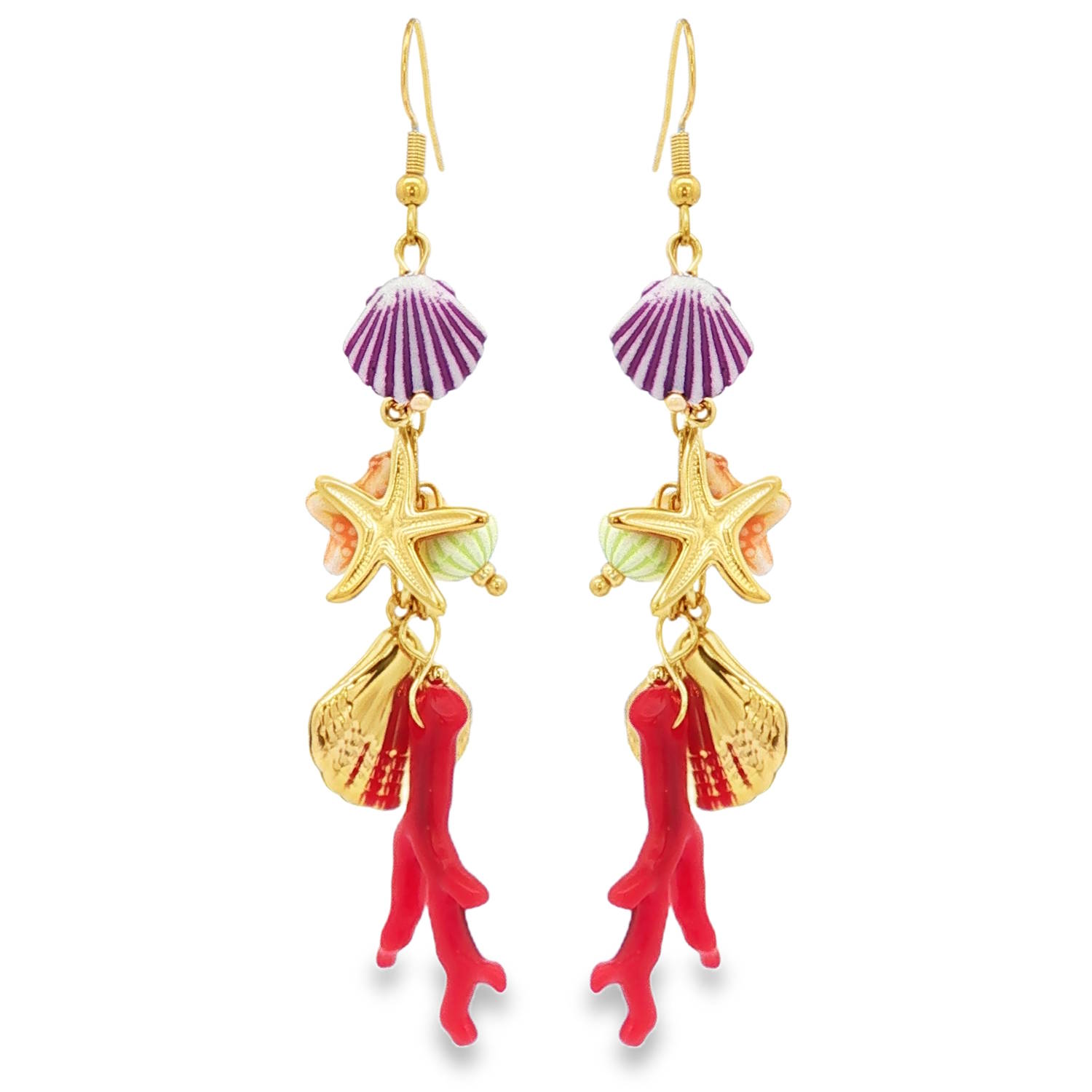 Ces magnifiques boucles d'oreilles pendantes capturent l'essence même de l'océan avec un design asymétrique et coloré. Conçues en acier inoxydable doré, elles allient robustesse et éclat pour un style estival affirmé.<br/>Chaque boucle est une véritable composition de trésors marins. On y retrouve une succession de breloques minutieusement travaillées.<br/>Un coquillage strié dans les tons violet et blanc au sommet.<br/>Une étoile de mer dorée superposée à un petit élément vert pastel.<br/>Une conque dorée brillante à la base.<br/>Une branche de corail rouge vif suspendue en cascade pour apporter une touche de dynamisme et de longueur. Coquillage Corail Etoile Pendantes Adolescent Adulte Animaux Eté Femme Fille Nature Printemps Ces magnifiques boucles d'oreilles pendantes capturent l'essence même de l'océan avec un design asymétrique et coloré. Conçues en acier inoxydable doré, elles allient robustesse et éclat pour un style estival affirmé.<br/>Chaque boucle est une véritable composition de trésors marins. On y retrouve une succession de breloques minutieusement travaillées.<br/>Un coquillage strié dans les tons violet et blanc au sommet.<br/>Une étoile de mer dorée superposée à un petit élément vert pastel.<br/>Une conque dorée brillante à la base.<br/>Une branche de corail rouge vif suspendue en cascade pour apporter une touche de dynamisme et de longueur. Coquillage Corail Etoile Pendantes Adolescent Adulte Animaux Eté Femme Fille Nature Printemps