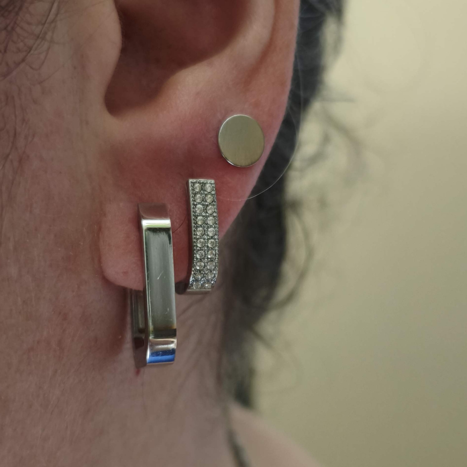 Rehaussez votre style avec ces élégantes boucles d'oreilles créoles en acier argenté.<br/>Chaque boucle est ornée de strass ronds taille brillant, ajoutant un éclat somptueux et raffiné.<br/>La monture en acier argenté met en valeur l'éclat des strass, créant un bijou à la fois classique et contemporain.<br/>Parfaites pour illuminer votre quotidien ou pour une occasion spéciale. Créoles Strass Adolescent Adulte Femme Fille Indémodable Rehaussez votre style avec ces élégantes boucles d'oreilles créoles en acier argenté.<br/>Chaque boucle est ornée de strass ronds taille brillant, ajoutant un éclat somptueux et raffiné.<br/>La monture en acier argenté met en valeur l'éclat des strass, créant un bijou à la fois classique et contemporain.<br/>Parfaites pour illuminer votre quotidien ou pour une occasion spéciale. Créoles Strass Adolescent Adulte Femme Fille Indémodable