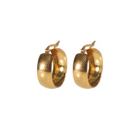 Boucles d'oreilles créoles fil carré avec rayures en acier doré.
