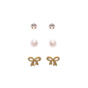 Lot de 3 paires de boucles d'oreilles composées de puces en forme de nœud papillon en acier doré, de puces en acier doré serties 4 griffes d'un cristal de forme carré et de puces en acier doré surmontées d'une perle synthétique.