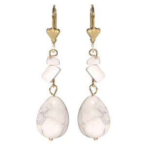 Boucles d'oreilles dormeuses pendantes en acier doré avec pierres de couleur blanche et une perle ovale en pierre de couleur blanche.