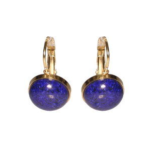 Boucles d'oreilles dormeuses en acier doré surmontées d'un cabochon en pierre lapis-lazuli d'imitation.