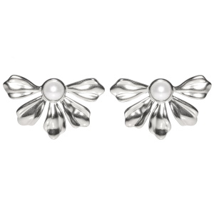 Boucles d'oreilles en forme de demi fleur en acier argenté serties d'une perle d'imitation.