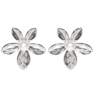 Boucles d'oreilles en forme de fleur en acier argenté serties d'une perle d'imitation.