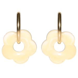 Boucles d'oreilles créoles en acier doré avec une fleur de couleur jaune.