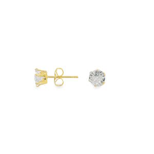 Sublimes boucles d'oreilles puces en acier doré, serties d'un strass éclatant de taille brillant ronde. Un bijou intemporel et raffiné, symbole d'élégance discrète. Le strass, taillé avec une précision exceptionnelle, capte la lumière et illumine le visage. Parfaits pour toutes les occasions, ces clous d'oreilles apporteront une touche de luxe à votre style.