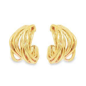 Ces boucles d'oreilles créoles en acier doré captivent par leur design torsadé unique. L'éclat chaleureux du doré illumine le visage, tandis que leur forme originale ajoute une touche de modernité et de sophistication à toute tenue. Un accessoire précieux pour sublimer votre style.