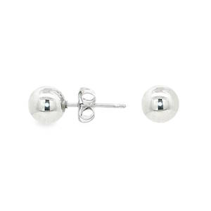 Rehaussez votre style avec ces élégantes boucles d'oreilles puces en acier argenté. Leur design minimaliste et moderne en fait l'accessoire parfait pour toutes les occasions. Confectionnées en acier de haute qualité, ces boucles d'oreilles apporteront une touche de sophistication discrète à votre look.