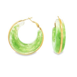 Arborez une élégance intemporelle avec ces boucles d'oreilles créoles en acier doré, rehaussées de cabochon vert. La monture en acier doré met en valeur la couleur et la texture unique de la pierre, créant un bijou à la fois sophistiqué et naturel. Parfaites pour ajouter une touche de couleur subtile à votre tenue.