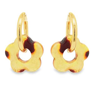 Apportez une touche de fraîcheur et de nostalgie à votre style avec ces boucles d'oreilles pendantes au design irrésistible. Alliant la robustesse de l'acier et la douceur d'un design floral, elles sont l'accessoire parfait pour illuminer votre visage. Le charm en forme de marguerite présente un motif tacheté aux nuances chaudes d'ambre et de brun, offrant un aspect organique et précieux.