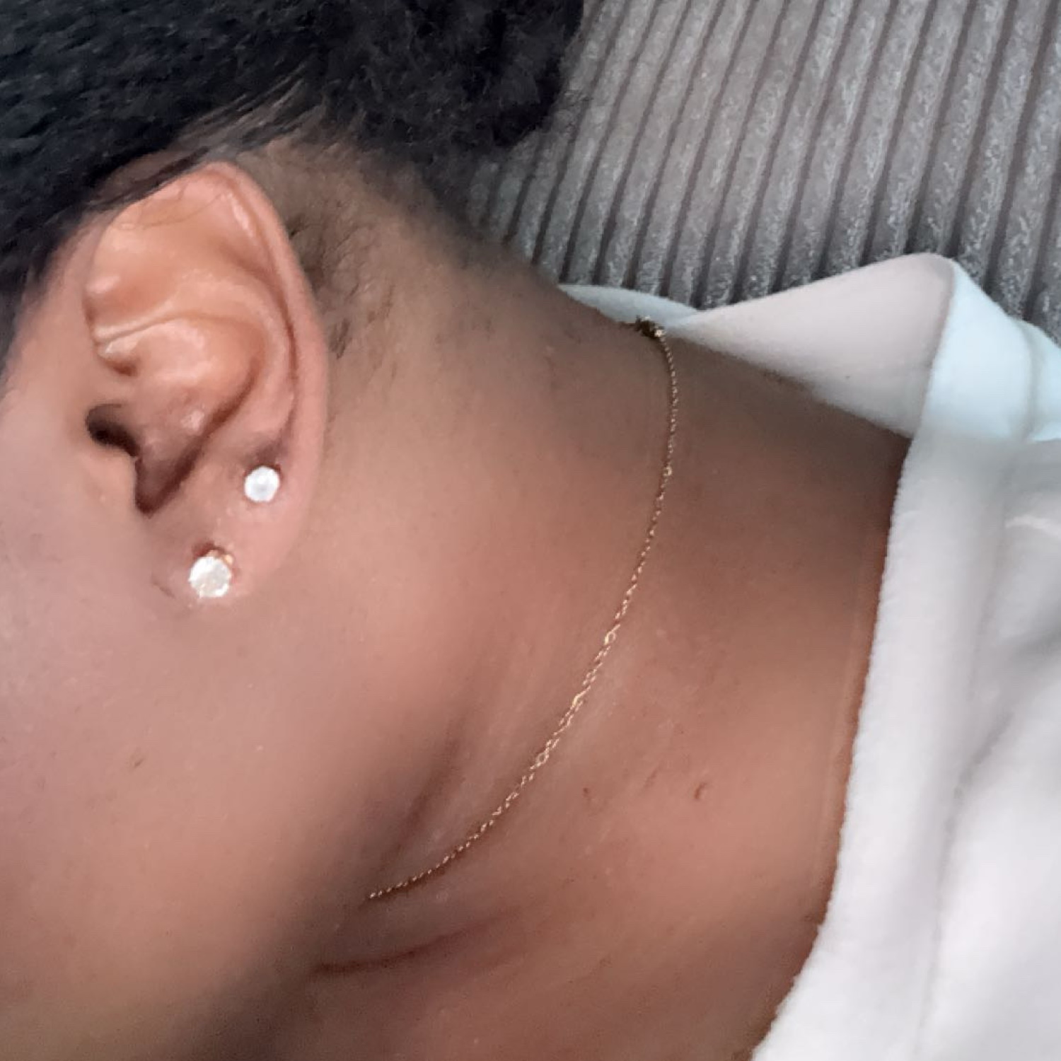Sublimes boucles d'oreilles puces en acier doré, serties d'un strass éclatant de taille brillant ronde.<br/>Un bijou intemporel et raffiné, symbole d'élégance discrète.<br/>Le strass, taillé avec une précision exceptionnelle, capte la lumière et illumine le visage.<br/>Parfaits pour toutes les occasions, ces clous d'oreilles apporteront une touche de luxe à votre style. Puce Strass Adolescent Adulte Enfant Femme Fille Indémodable Sublimes boucles d'oreilles puces en acier doré, serties d'un strass éclatant de taille brillant ronde.<br/>Un bijou intemporel et raffiné, symbole d'élégance discrète.<br/>Le strass, taillé avec une précision exceptionnelle, capte la lumière et illumine le visage.<br/>Parfaits pour toutes les occasions, ces clous d'oreilles apporteront une touche de luxe à votre style. Puce Strass Adolescent Adulte Enfant Femme Fille Indémodable