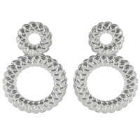 Boucles d'oreilles pendantes composées de deux cercles en forme de tresse en acier argenté.