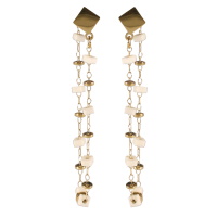 Boucles d'oreilles composées d'une puce en forme de losange en acier doré et d'une chaîne en acier doré avec perles carrés plates de couleur blanche.