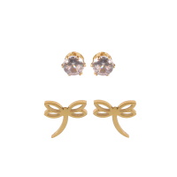 Lot de 2 paires de boucles d'oreilles composées de puces en acier doré serties d'un cristal et de pendantes en forme de libellule en acier doré.