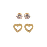 Lot de 2 paires de boucles d'oreilles composées de puces en acier doré serties d'un cristal et de pendantes en forme de cœur ajouré en acier doré.