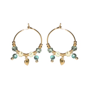 Boucles d'oreilles créoles en acier doré avec des perles et pampilles de couleur verte et un pendant en forme de cœur en acier doré.