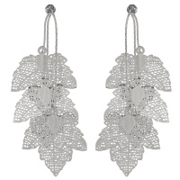 Boucles d'oreilles pendantes composées d'une puce en cristal et de trois feuilles filigranes en acier argenté.