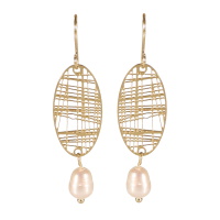 Boucles d'oreilles pendantes composées d'une pastille ovale aux motifs filigranes en acier doré et d'une perle synthétique.