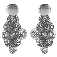 Boucles d'oreilles pendantes composées de pastilles rondes aux motifs filigranes en acier argenté.