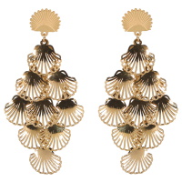 Boucles d'oreilles pendantes composées de pastilles en forme coquillage coquilles saint jacques filigranes en acier doré.