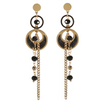 Boucles d'oreilles pendantes composé d'une puce ronde, d'un cercle et d'une chaîne en acier doré, d'une pastille ronde pavée de simili cuir au motifs tachetés et d'une chaîne avec perles de couleur noire.