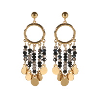 Boucles d'oreilles pendantes composées d'une puces boule et d'un cercle en acier doré et de franges de perles de couleur grise et noire avec pampilles rondes en acier doré.