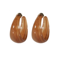 Boucles d'oreilles créoles ouvertes en acier doré et en matière synthétique de couleur marron.