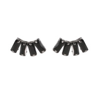 Boucles d'oreilles pendantes en acier argenté avec 4 cristaux de couleur noir sertis griffes de forme rectangulaire.