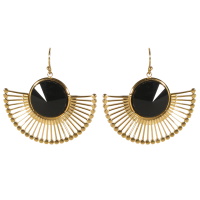 Boucles d'oreilles pendantes en forme d'éventail en acier doré surmontées d'un cristal de couleur noir serti clos de forme ronde.