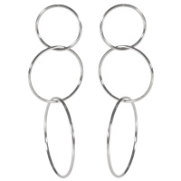 Boucles d'oreilles pendantes composées de trois cercles entrelacés en acier argenté.