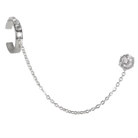 Boucle d'oreille composée d'une puce en acier argenté sertie 6 griffes d'un cristal et d'une bague d'oreille en acier argenté pavée de strass reliée par une chaîne en acier argenté. Vendu à l'unité.