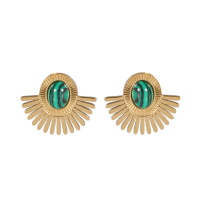 Boucles d'oreilles pendantes en forme d'éventail en acier doré serties d'un cabochon ovale en pierre de malachite d'imitation.