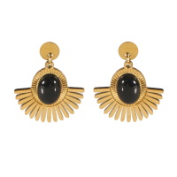 Boucles d'oreilles pendantes composées d'une puce en acier doré et d'une pastille ovale avec éventail en acier doré sertie d'un cabochon ovale en pierre de couleur noire.