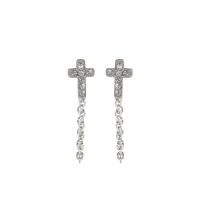 Boucles d'oreilles pendantes composées d'une puce en forme de croix en acier argenté pavée de strass et d'une chaîne en acier argenté.