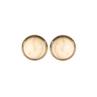 Boucles d'oreilles rondes en acier doré serties d'un cabochon de couleur blanc.