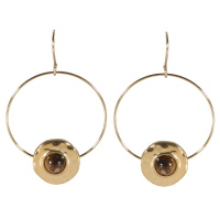 Boucles d'oreilles pendantes composées d'un cercle et d'une pastille ronde martelée en acier doré surmontée d'un cabochon de couleur marron.