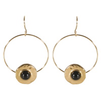 Boucles d'oreilles pendantes composées d'un cercle et d'une pastille ronde martelée en acier doré surmontée d'un cabochon de couleur noir.