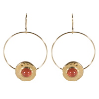 Boucles d'oreilles pendantes composées d'un cercle et d'une pastille ronde martelée en acier doré surmontée d'un cabochon de couleur rouge.