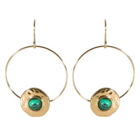 Boucles d'oreilles pendantes composées d'un cercle et d'une pastille ronde martelée en acier doré surmontée d'un cabochon en pierre de malachite d'imitation.