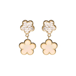 Boucles d'oreilles pendantes en acier doré composées de deux fleurs, l'une pavée de strass, l'autre pavée de nacre.