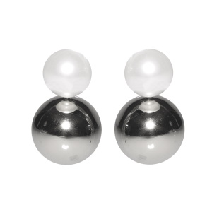 Boucles d'oreilles pendantes composées d'une puce en demi perle d'imitation et d'une boule en acier argenté.