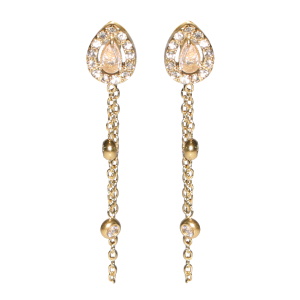 Boucles d'oreilles pendantes composées d'une puce en forme de goutte en acier doré sertie d'un cristal entouré de strass et d'une chaîne en acier doré sertie clos de deux cristaux.