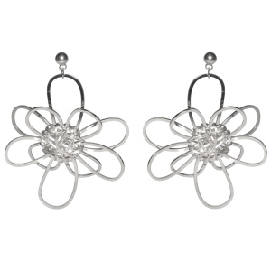 Boucles d'oreilles pendantes en forme de fleur en acier argenté.