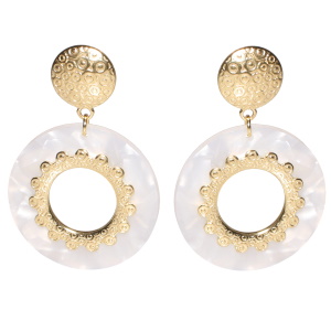 Boucles d'oreilles pendantes composées d'une puce ronde avec motifs en acier doré et d'un cercle de couleur blanc pavé de motifs en acier doré.