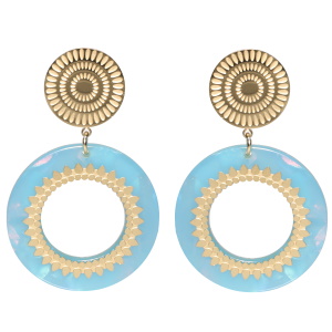 Boucles d'oreilles pendantes composées d'une puce ronde avec motifs en acier doré et d'un cercle de couleur bleu pavé de motifs en acier doré.