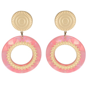Boucles d'oreilles pendantes composées d'une puce ronde avec motifs en acier doré et d'un cercle de couleur rose pavé de motifs en acier doré.